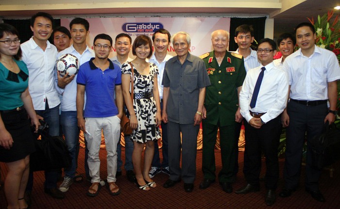 Tập thể Báo Giáo dục Việt Nam chụp ảnh lưu niệm cùng các vị tướng lĩnh.